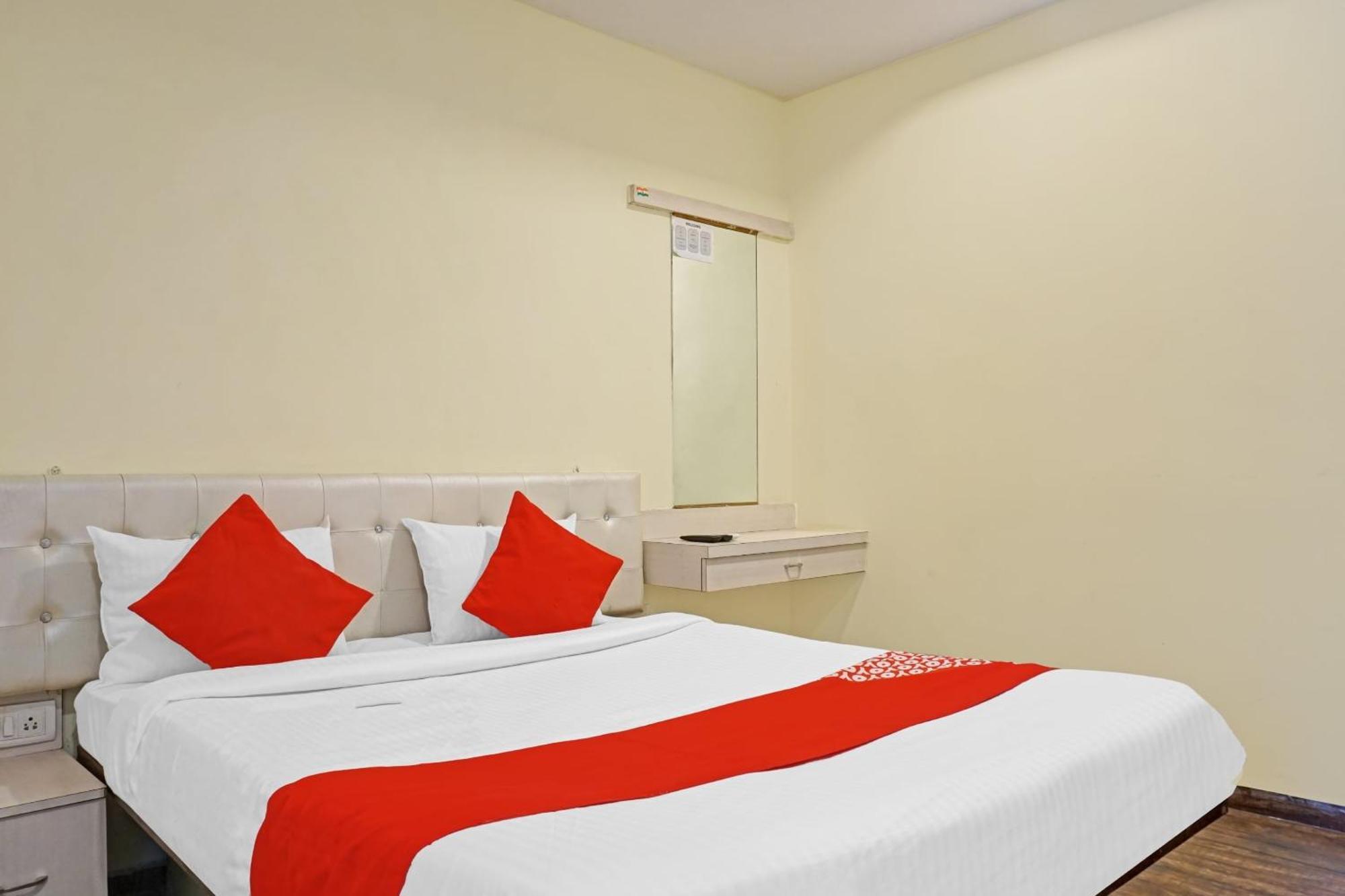Hotel O 24K Inn Mundhva 外观 照片