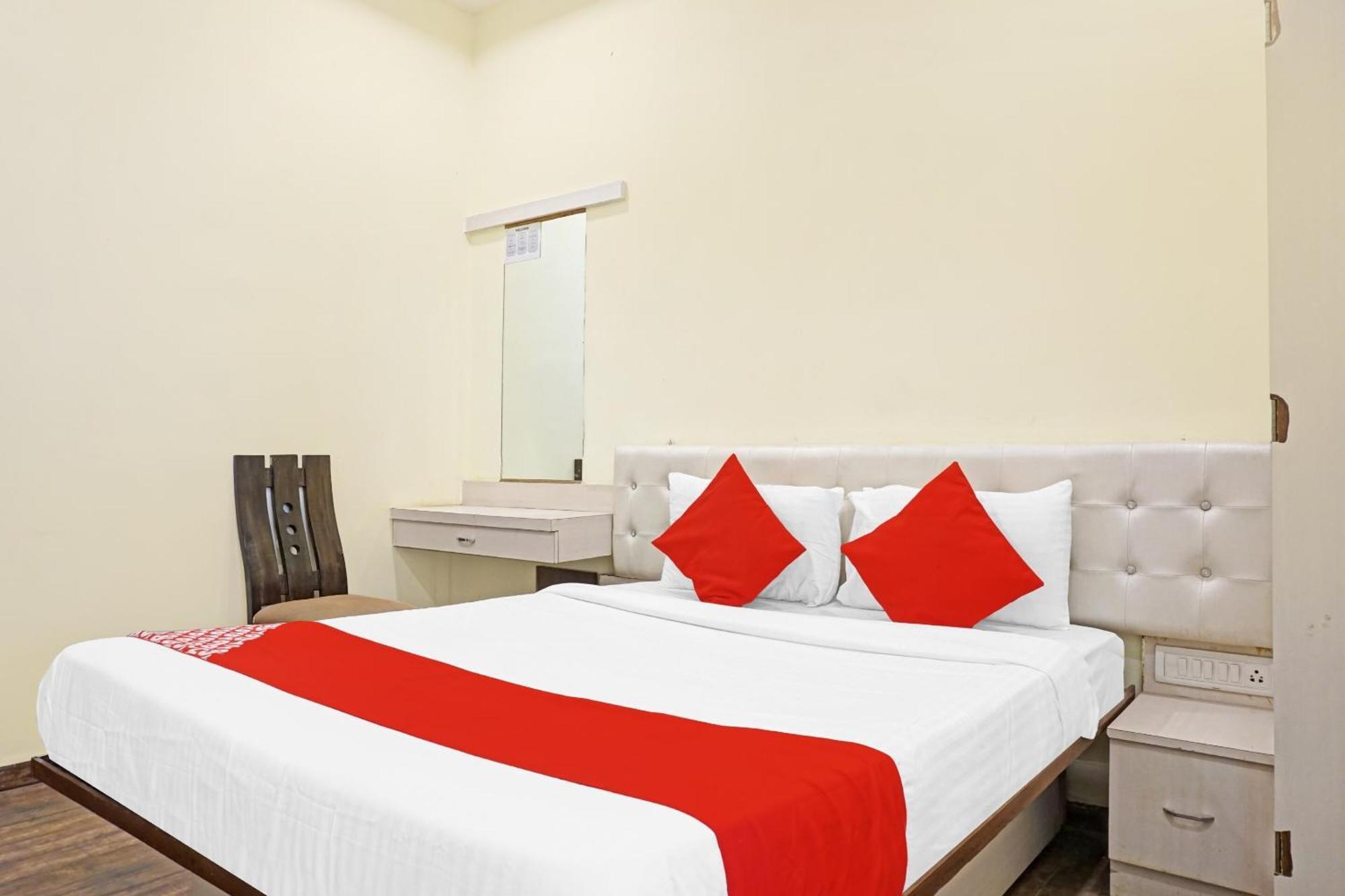Hotel O 24K Inn Mundhva 外观 照片