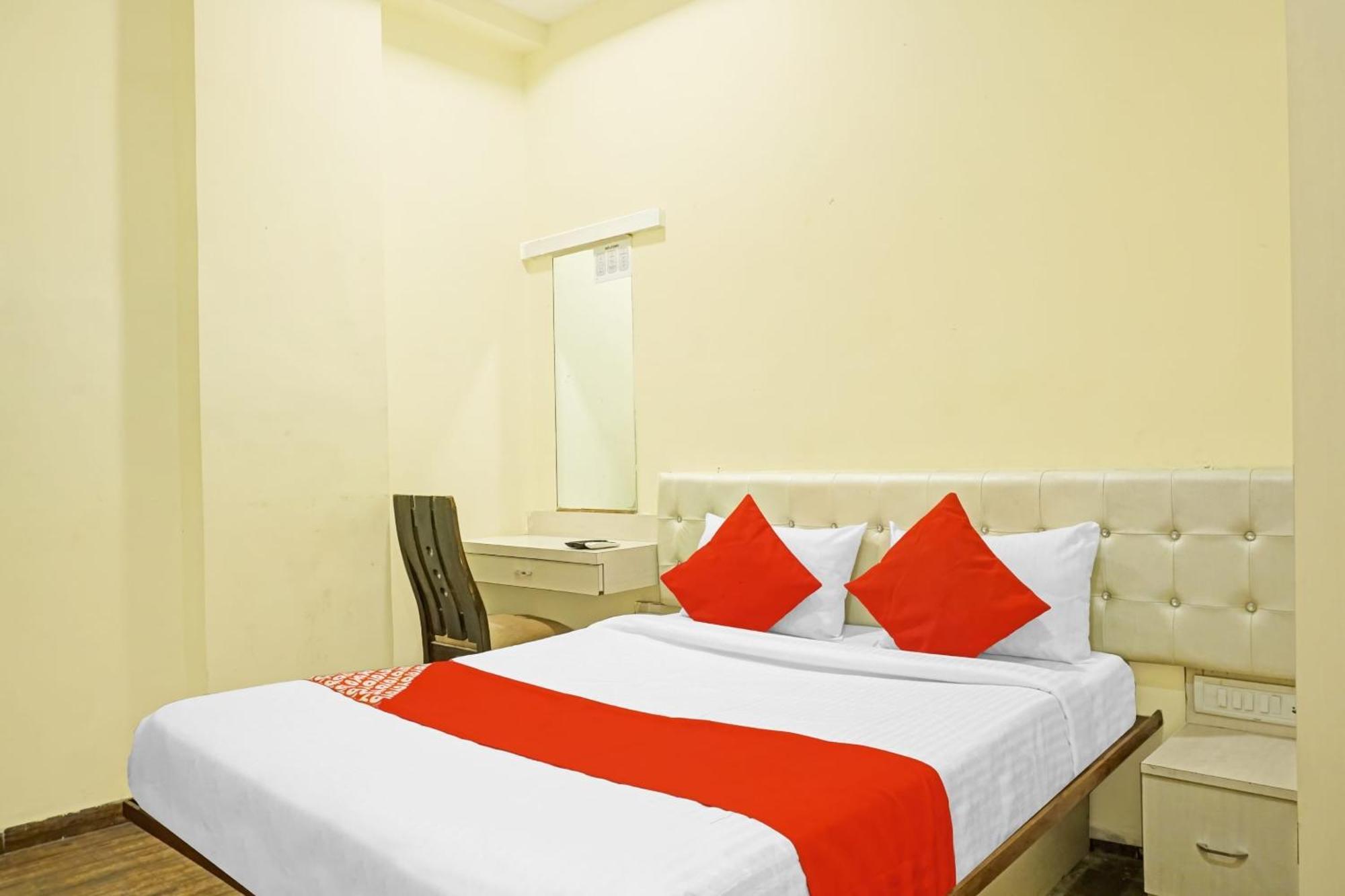 Hotel O 24K Inn Mundhva 外观 照片