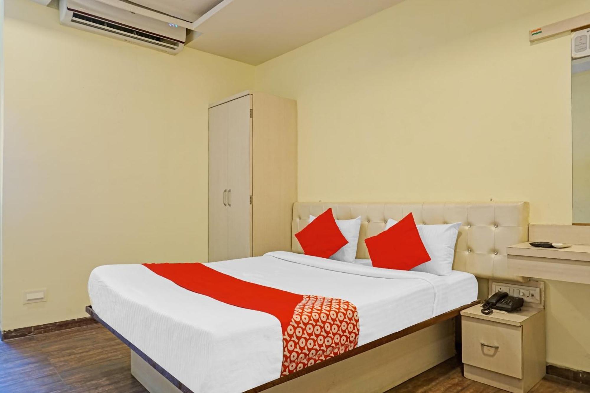 Hotel O 24K Inn Mundhva 外观 照片