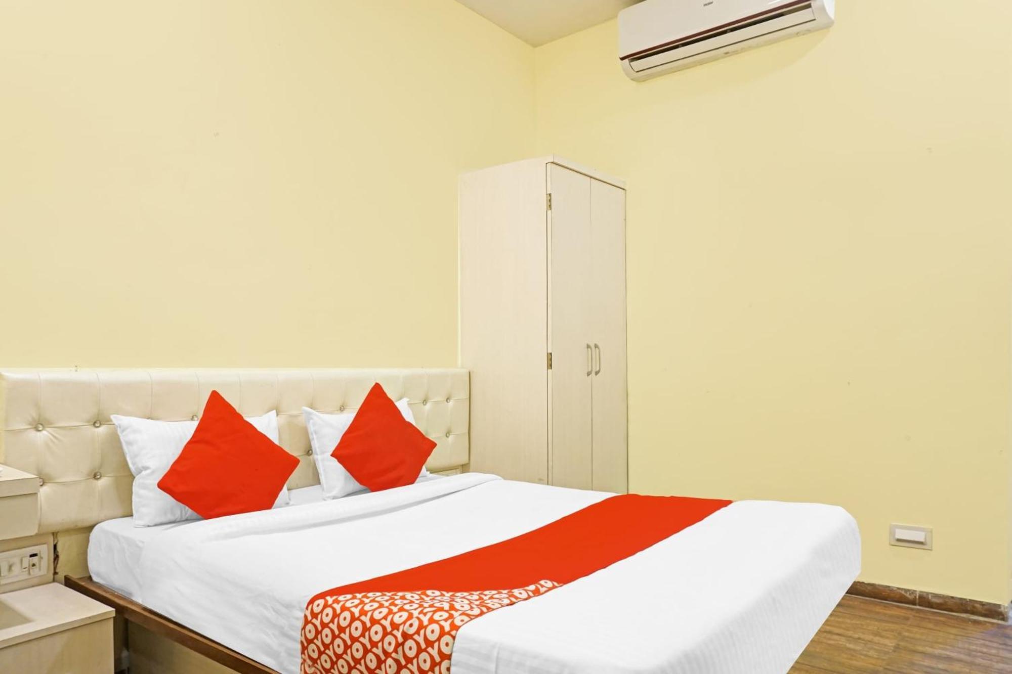 Hotel O 24K Inn Mundhva 外观 照片