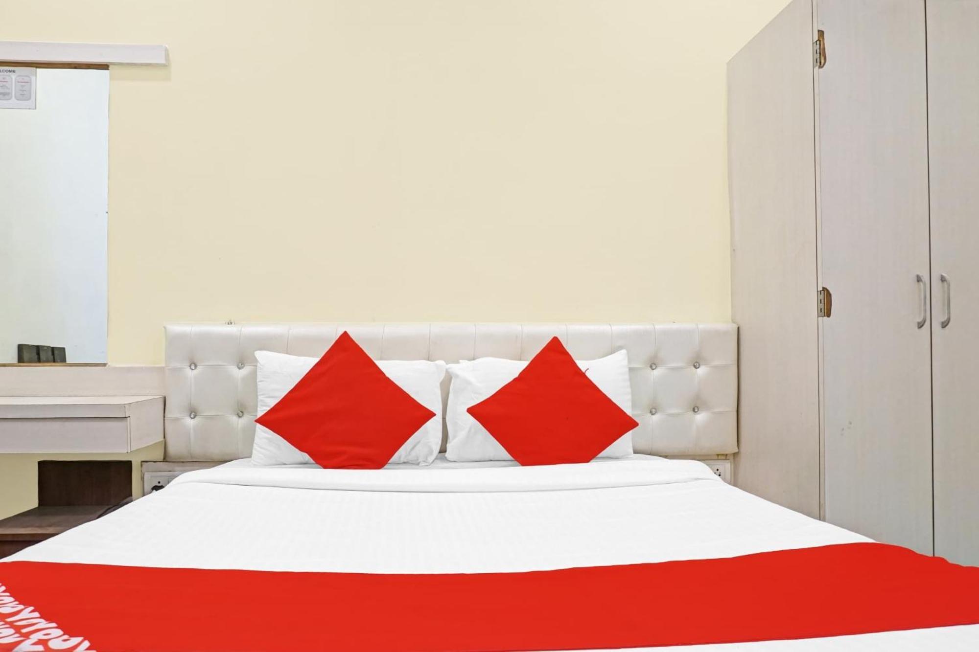 Hotel O 24K Inn Mundhva 外观 照片