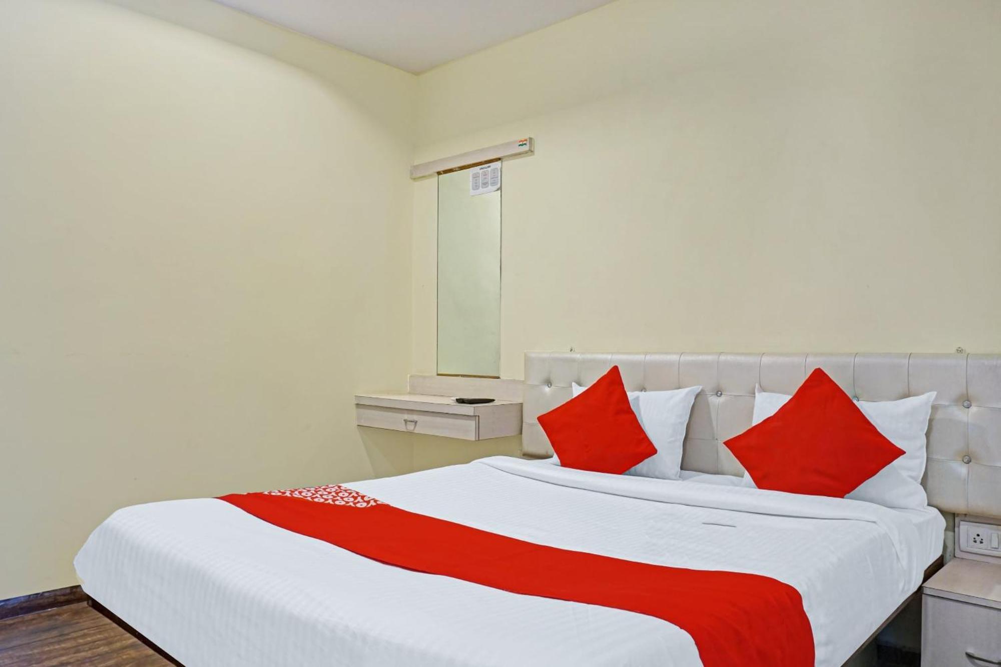 Hotel O 24K Inn Mundhva 外观 照片