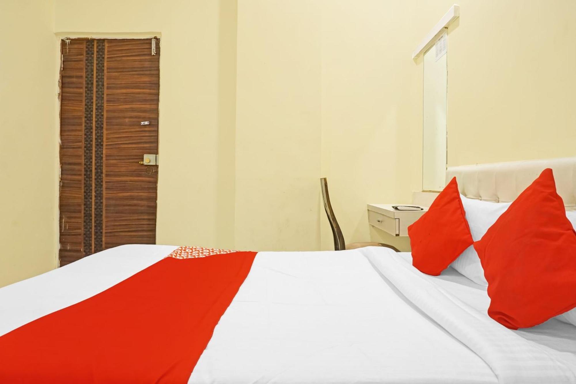Hotel O 24K Inn Mundhva 外观 照片