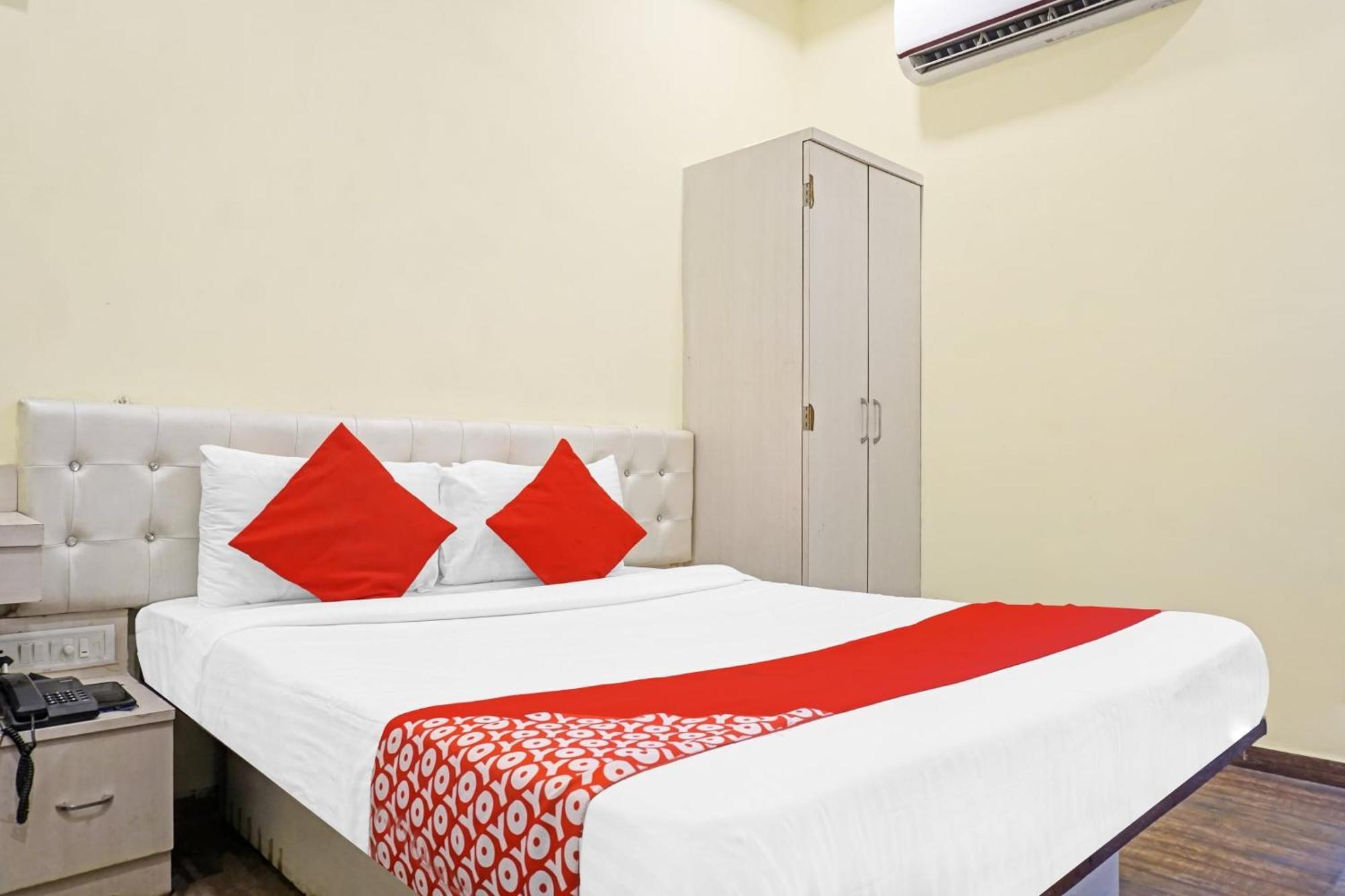 Hotel O 24K Inn Mundhva 外观 照片