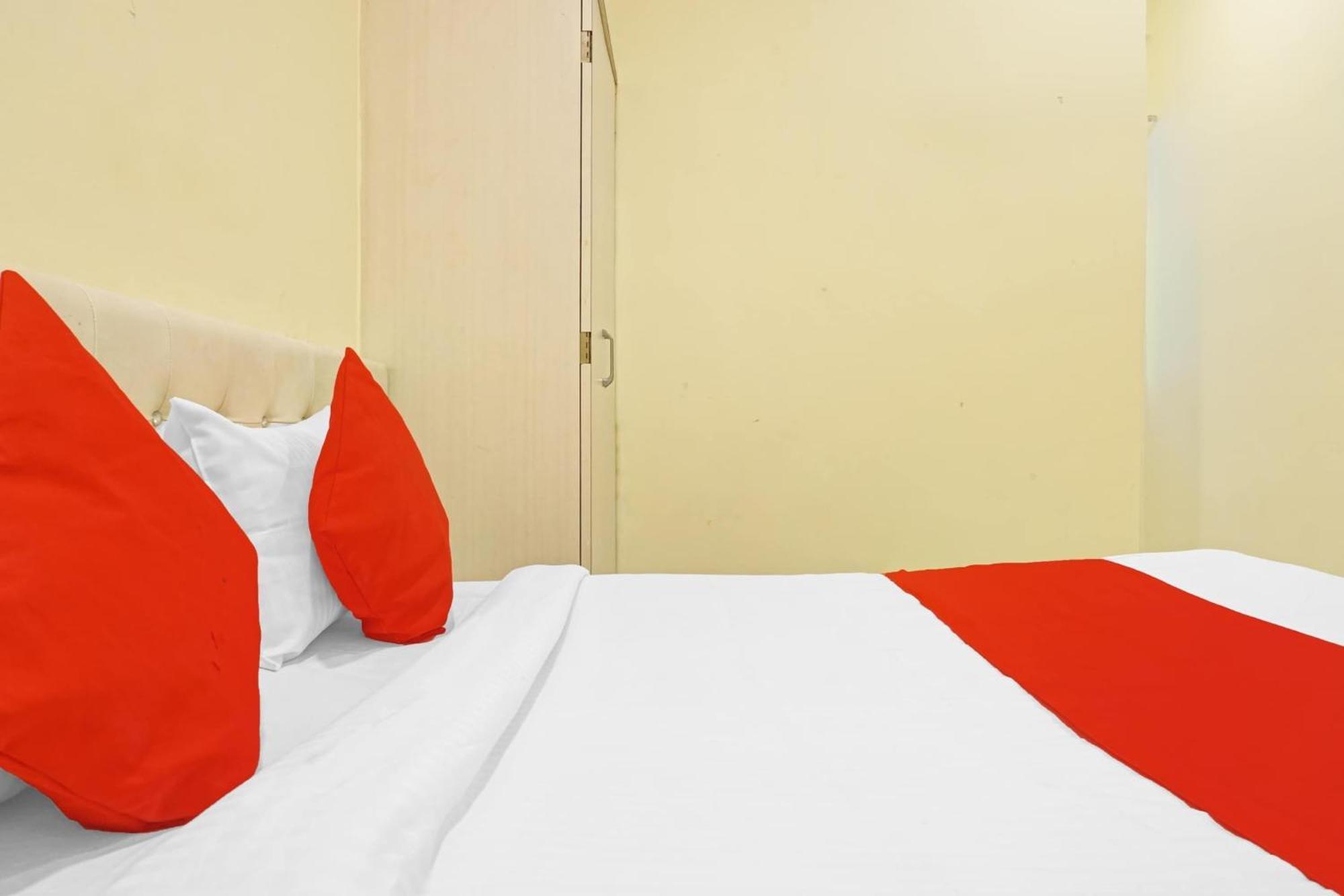 Hotel O 24K Inn Mundhva 外观 照片