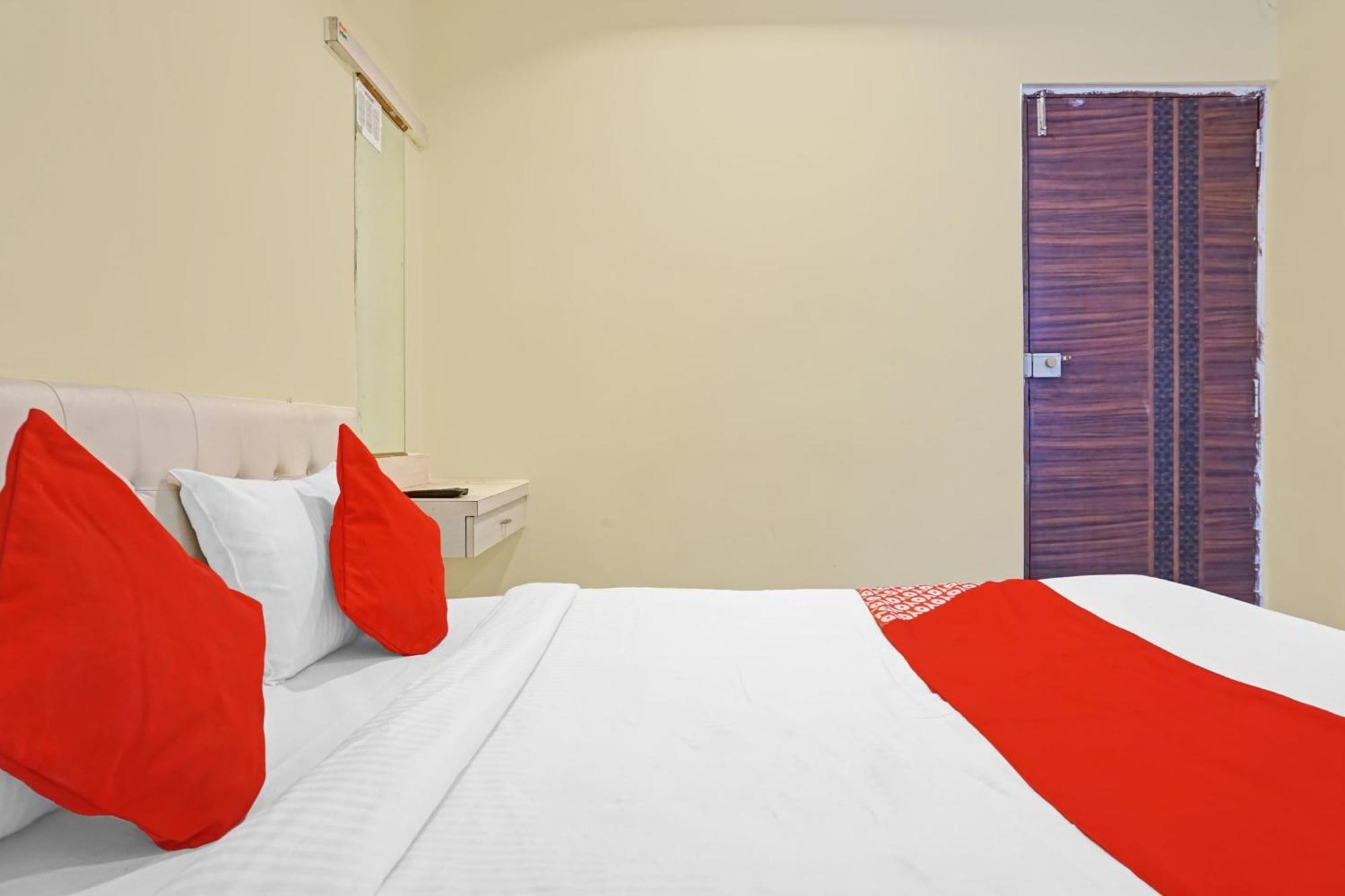 Hotel O 24K Inn Mundhva 外观 照片
