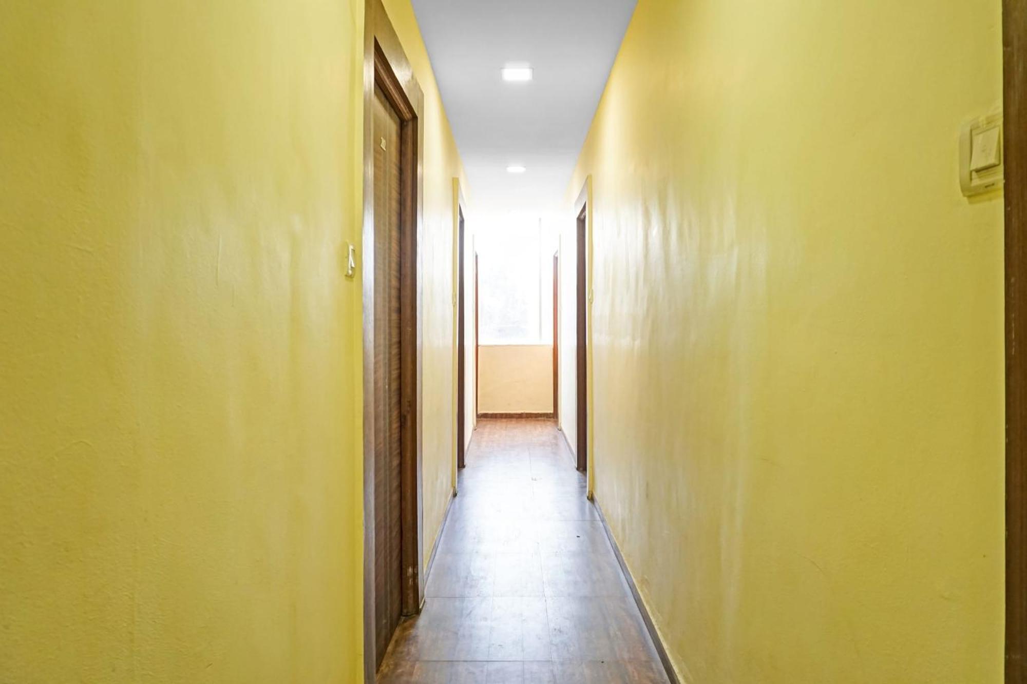 Hotel O 24K Inn Mundhva 外观 照片