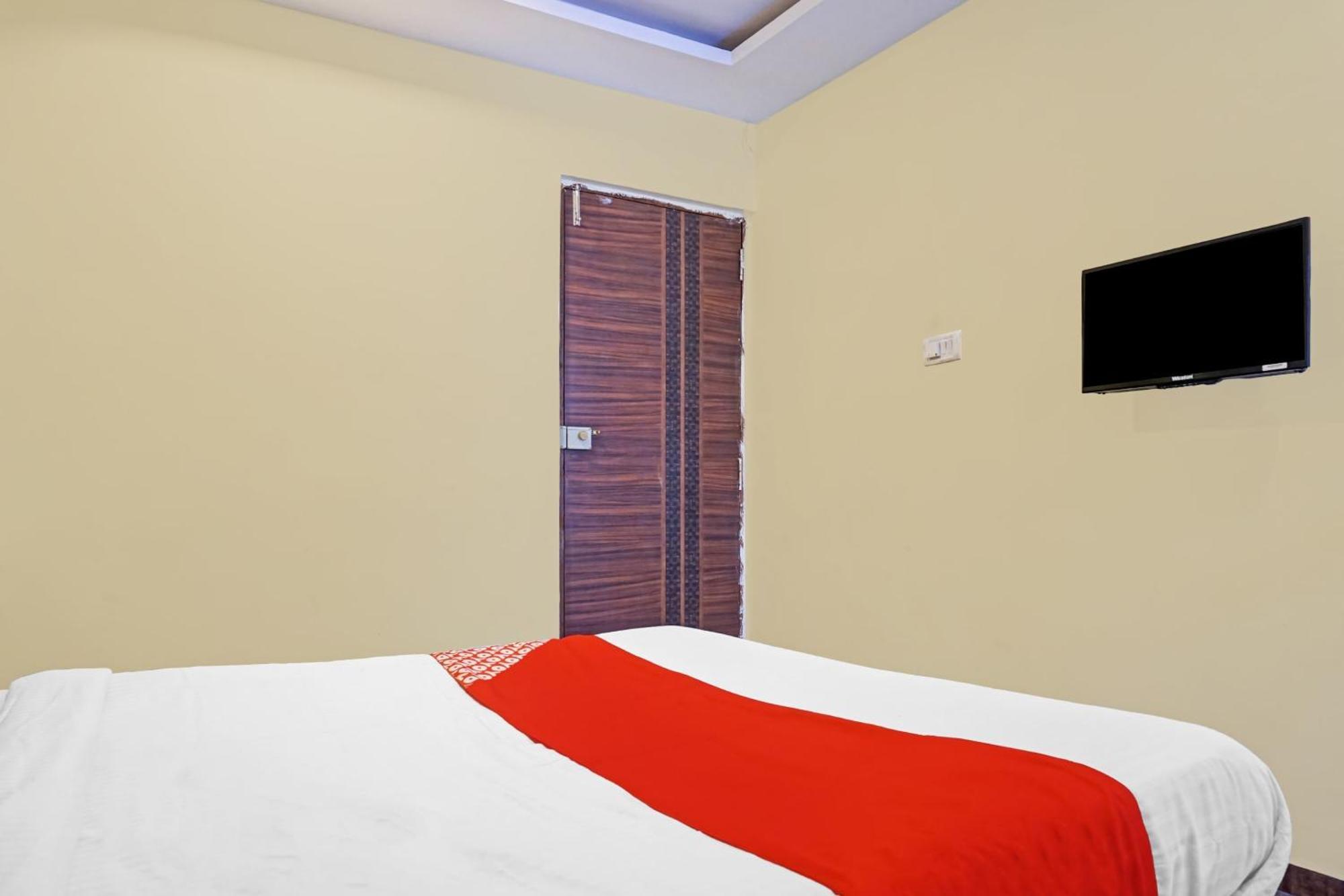 Hotel O 24K Inn Mundhva 外观 照片