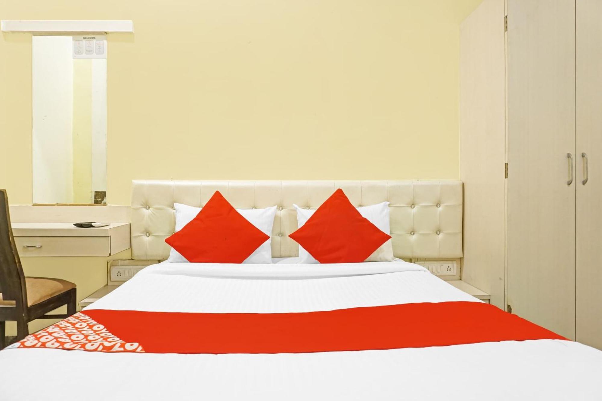 Hotel O 24K Inn Mundhva 外观 照片