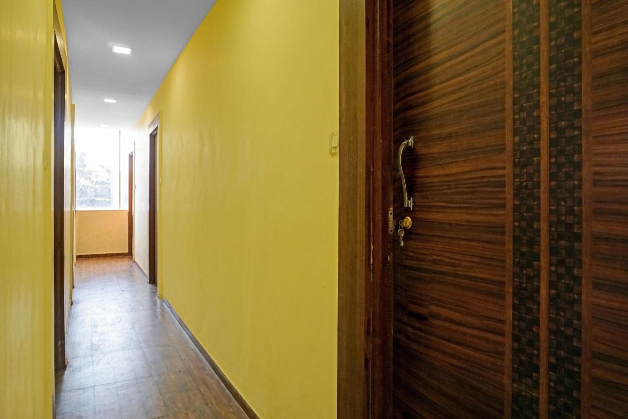Hotel O 24K Inn Mundhva 外观 照片