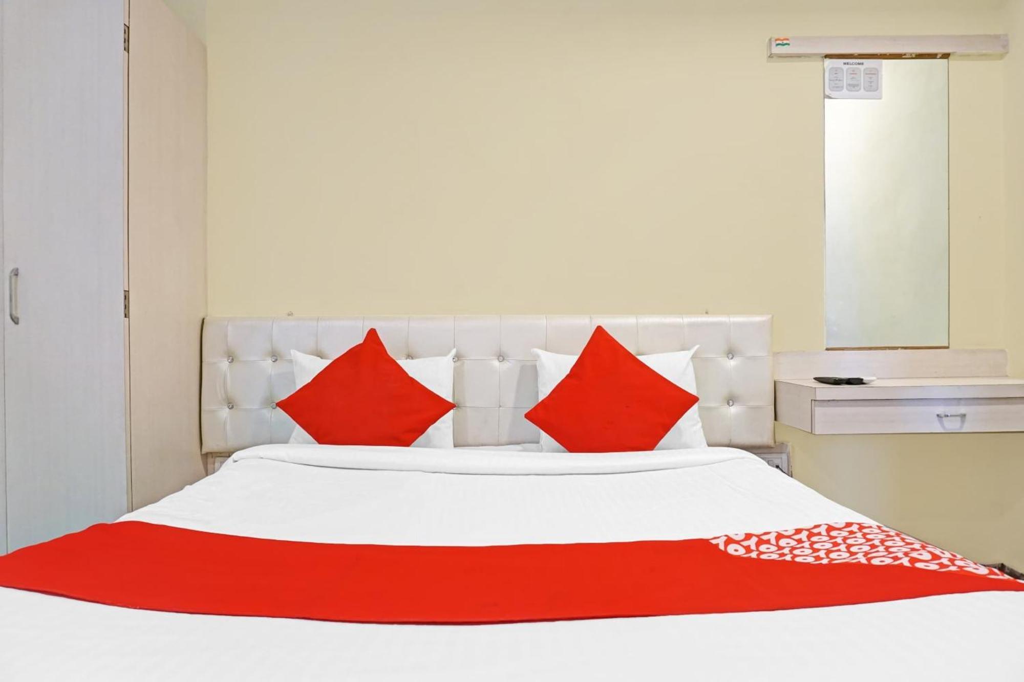 Hotel O 24K Inn Mundhva 外观 照片